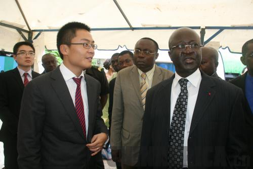 Le Minpostel et les officiels de Huawei Cameroun